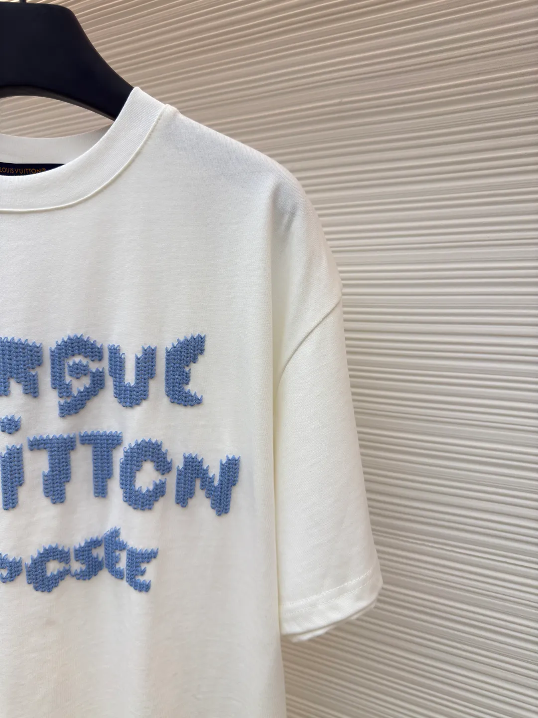LOUIS VUITTON printed knitted round neck T-shirt ●Authentic product: purchased and developed by 14019 ●Item number: 1680659-A45 ●Fabric: cotton jersey fabric ●Technology: Printed knitted fabric ●Version: fitted version ●Weight: about 295 grams ●Size: XS-S-M-L ●Description: LV The new 2025 SS autumn and winter round neck T-shirt is made of cotton jersey and is carefully made with hook and loop embroidery techniques. It is an easy-to-wear item that can be worn with a jacket in autumn and winter. Playful logo lettering adorns the front and the LV logo is embroidered on the back, completing this beautiful piece! The overall wiring is straight and delicate, the fabric is comfortable and soft, and the color is consistent without color difference. It can be matched with the same style to create a fashionable look and control various occasions. Customized accessories, complete with three standards, same style for men and women!